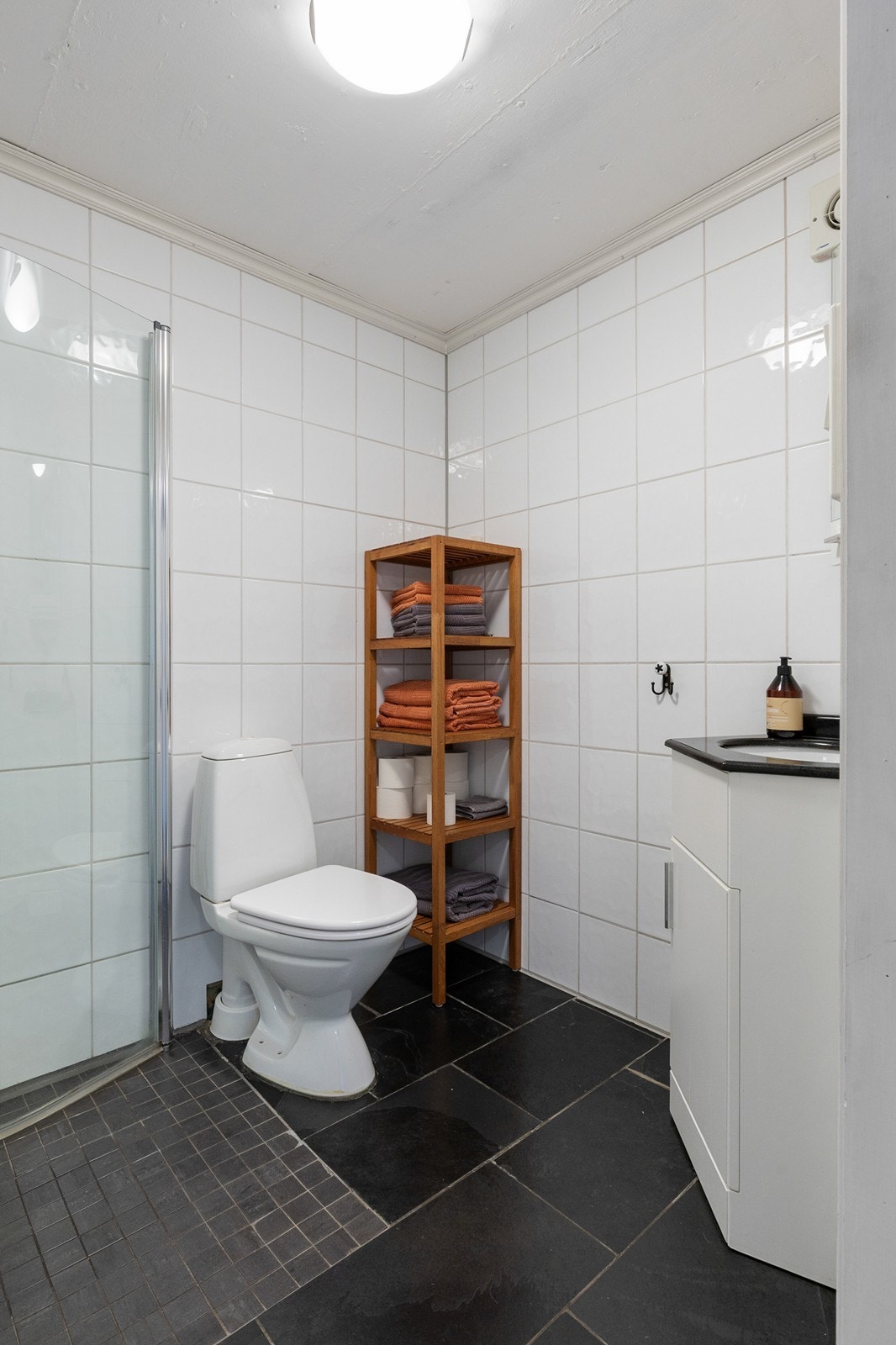Bad med servant, dusjhjørne og wc Galleribilde