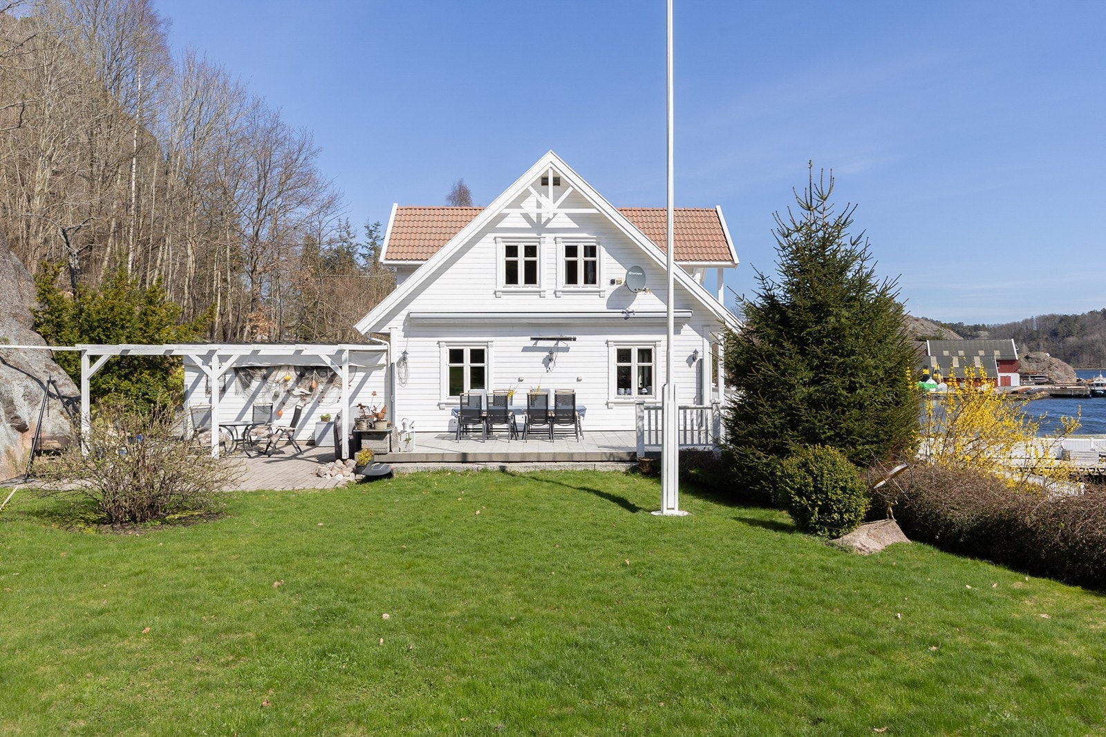 Flott opparbeidede uteområder med gressplen og beplantning Galleribilde