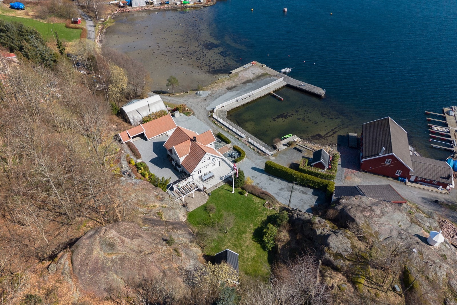 Meget idyllisk beliggende eiendom med strandlinje Galleribilde