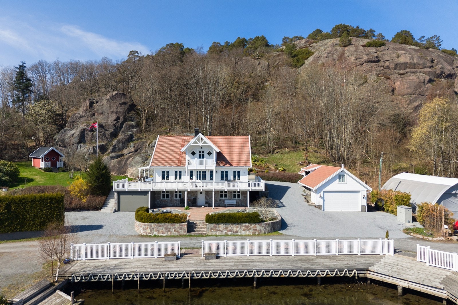 Alt ligger til rette for en enkel og aktiv hverdag. Nydelige tur- og rekreasjonsområder på Binabben og bademuligheter i Kjellvika Galleribilde