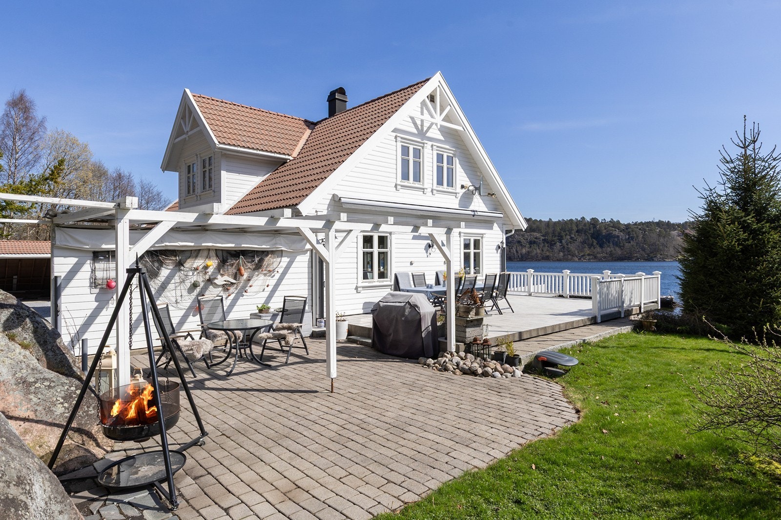 Store terrasser og åpne uteflater gir rikelig med boltreplass Galleribilde