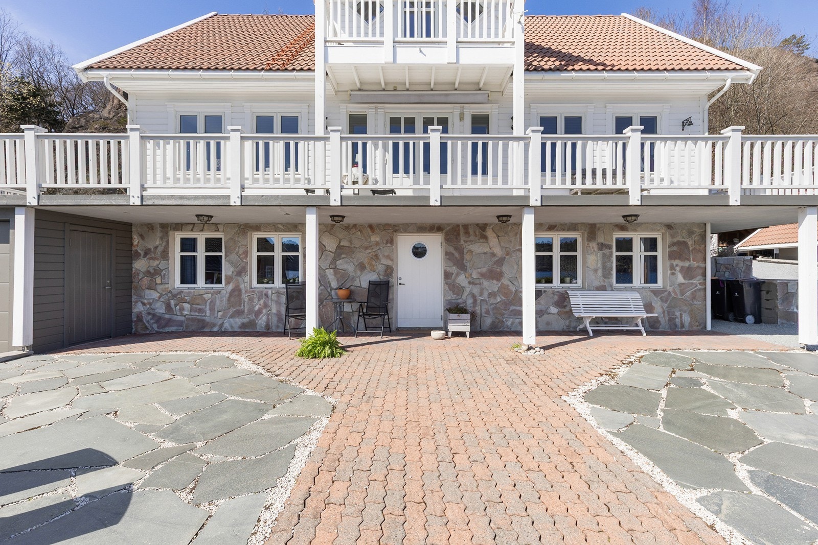 Tomten er meget velholdt og lettstelt med skifer og belegningsstein foran huset. Galleribilde