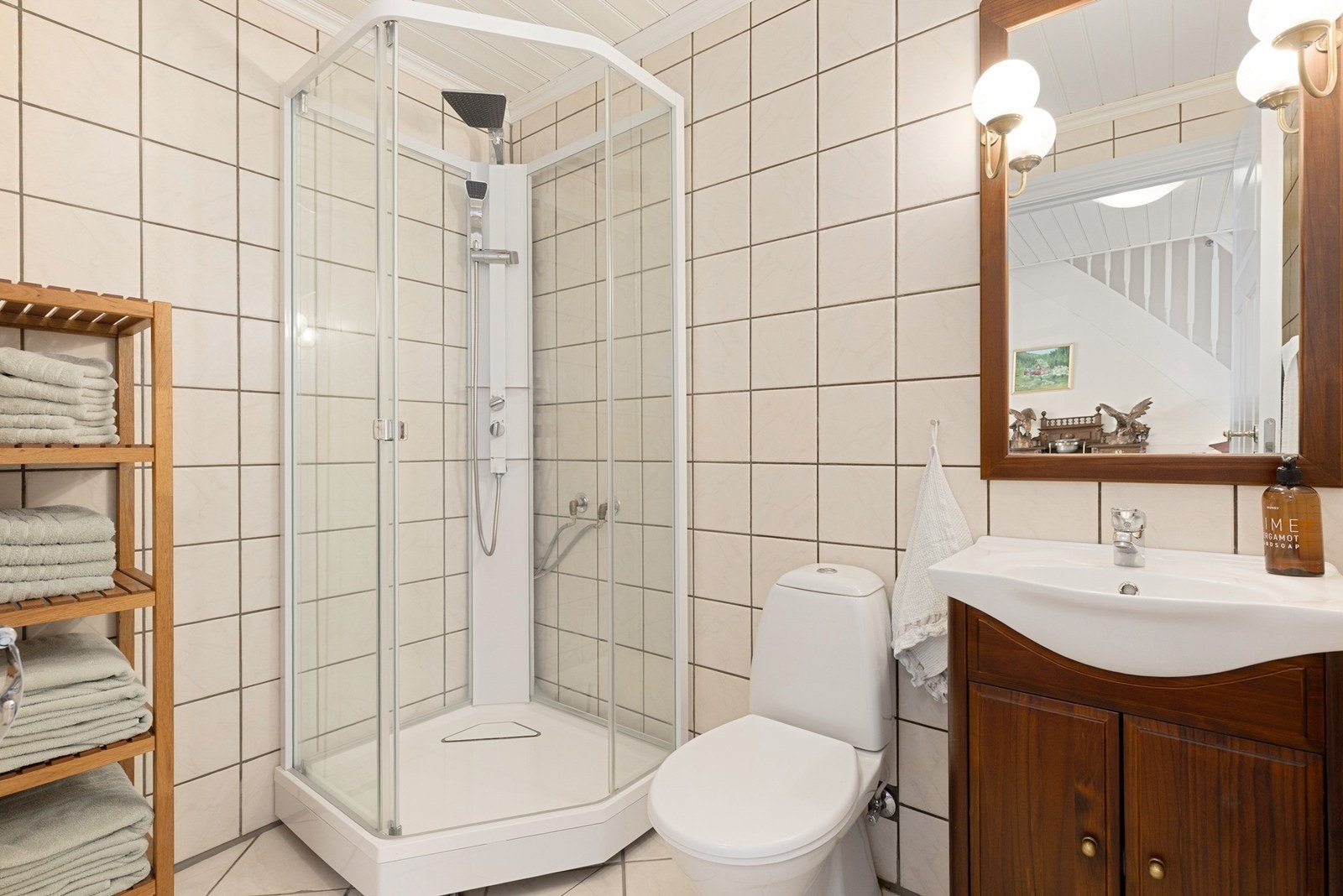 Badet i 1. etasje innredet med servant, wc og dusjkabinett. Galleribilde