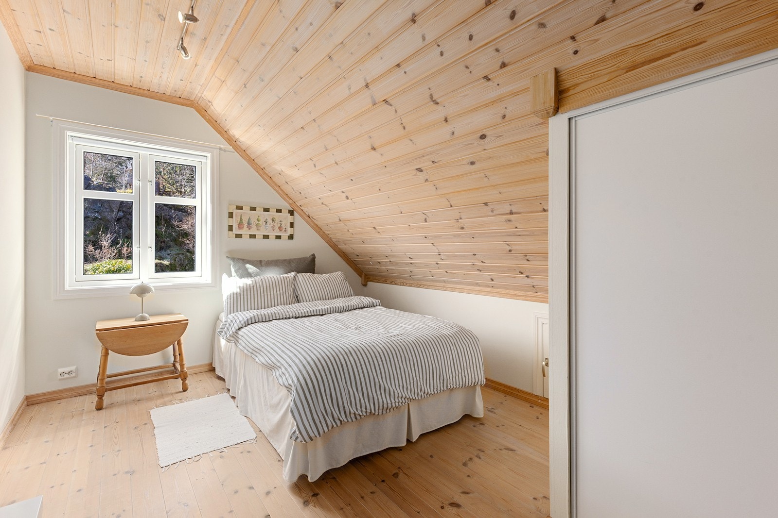 Soverom 3 med plass til både seng og garderobe. Galleribilde