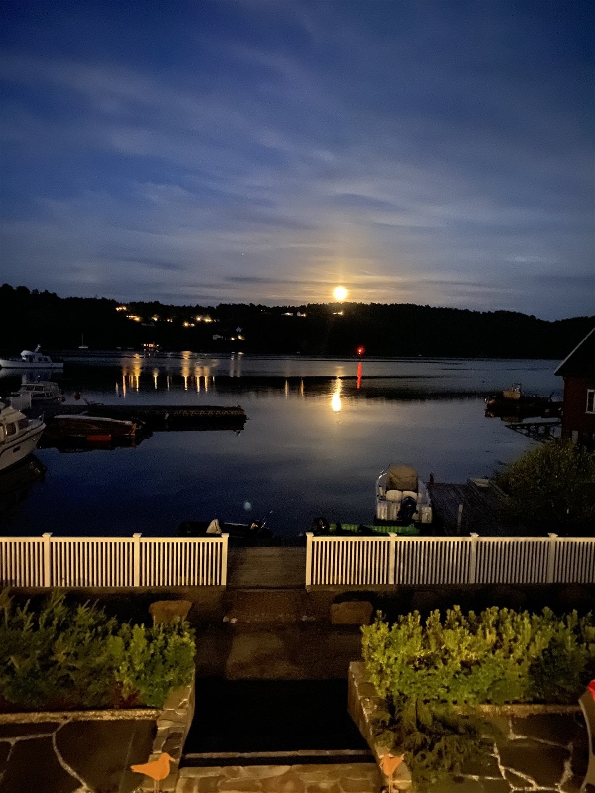 Vakkert når fullmånen viser seg over Hesneslandet. Galleribilde