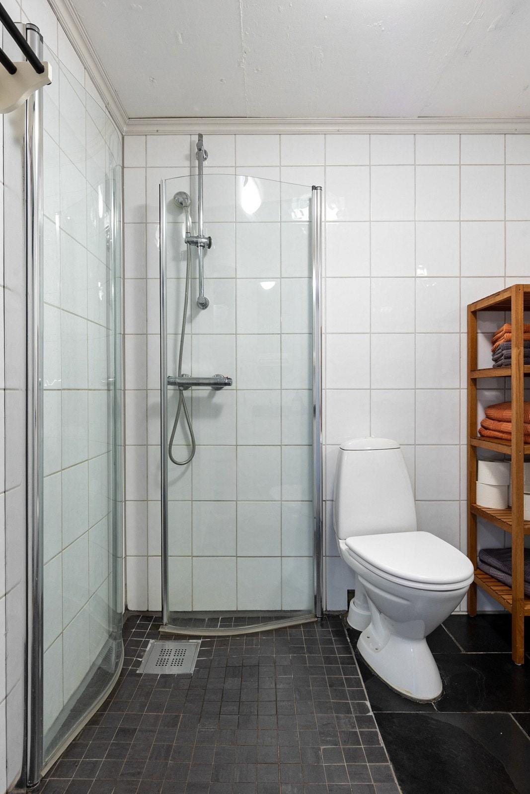 Dusj og wc på bad i u. etg Galleribilde