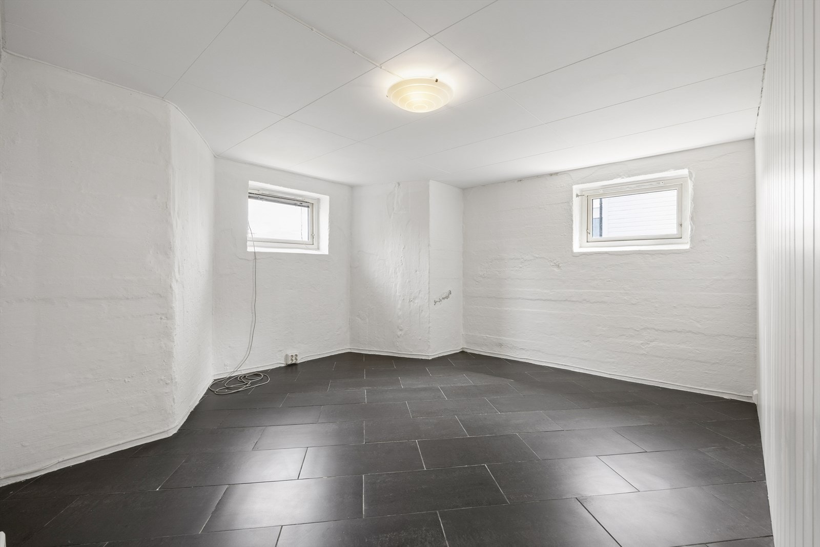 Innredet rom i kjelleren med flislagt gulv, egnet for ulike bruksområder, god lagringsplass. Galleribilde