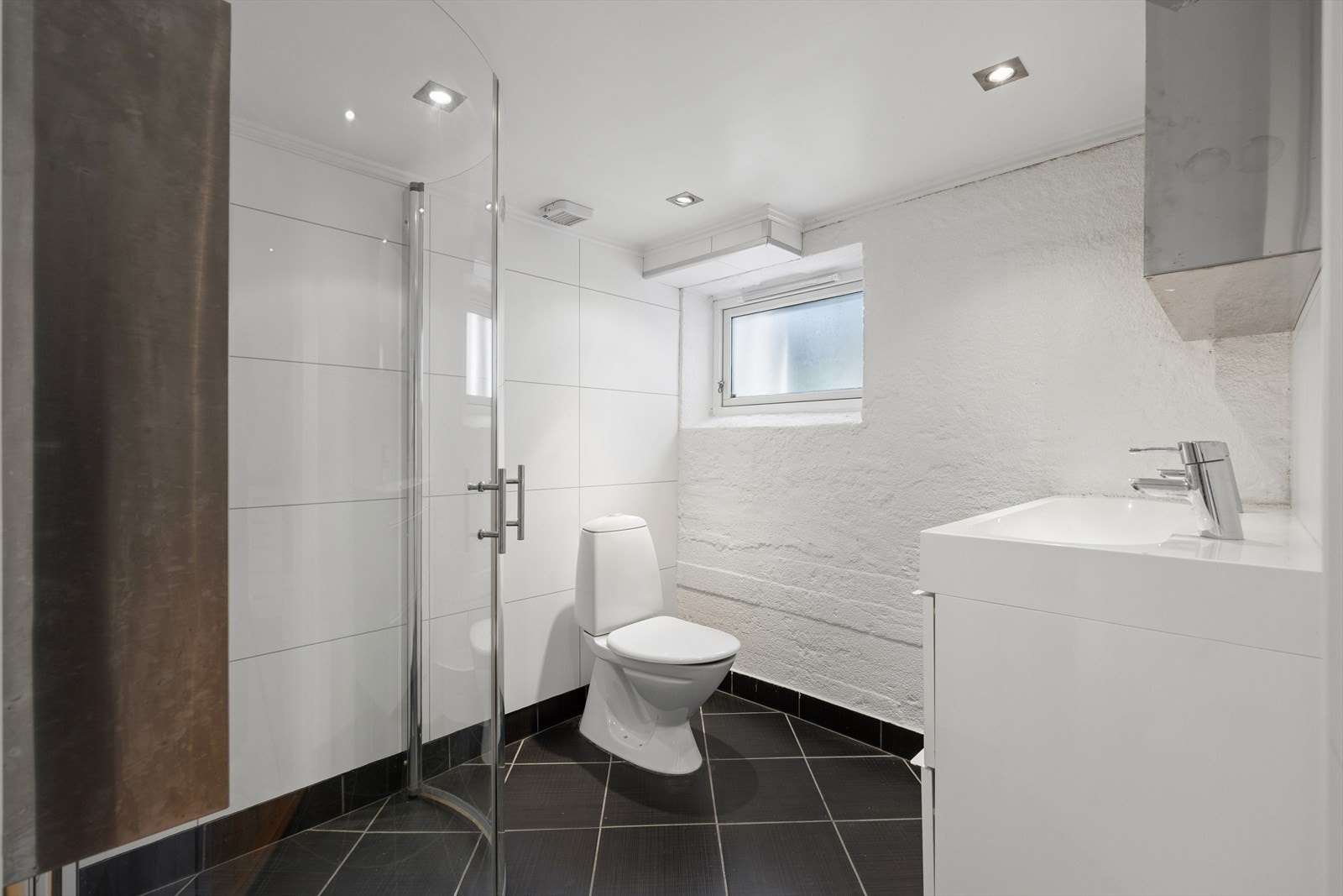 Badet av ukjent eldre dato er utstyrt med toalett, servant og et boblebadekar. Galleribilde