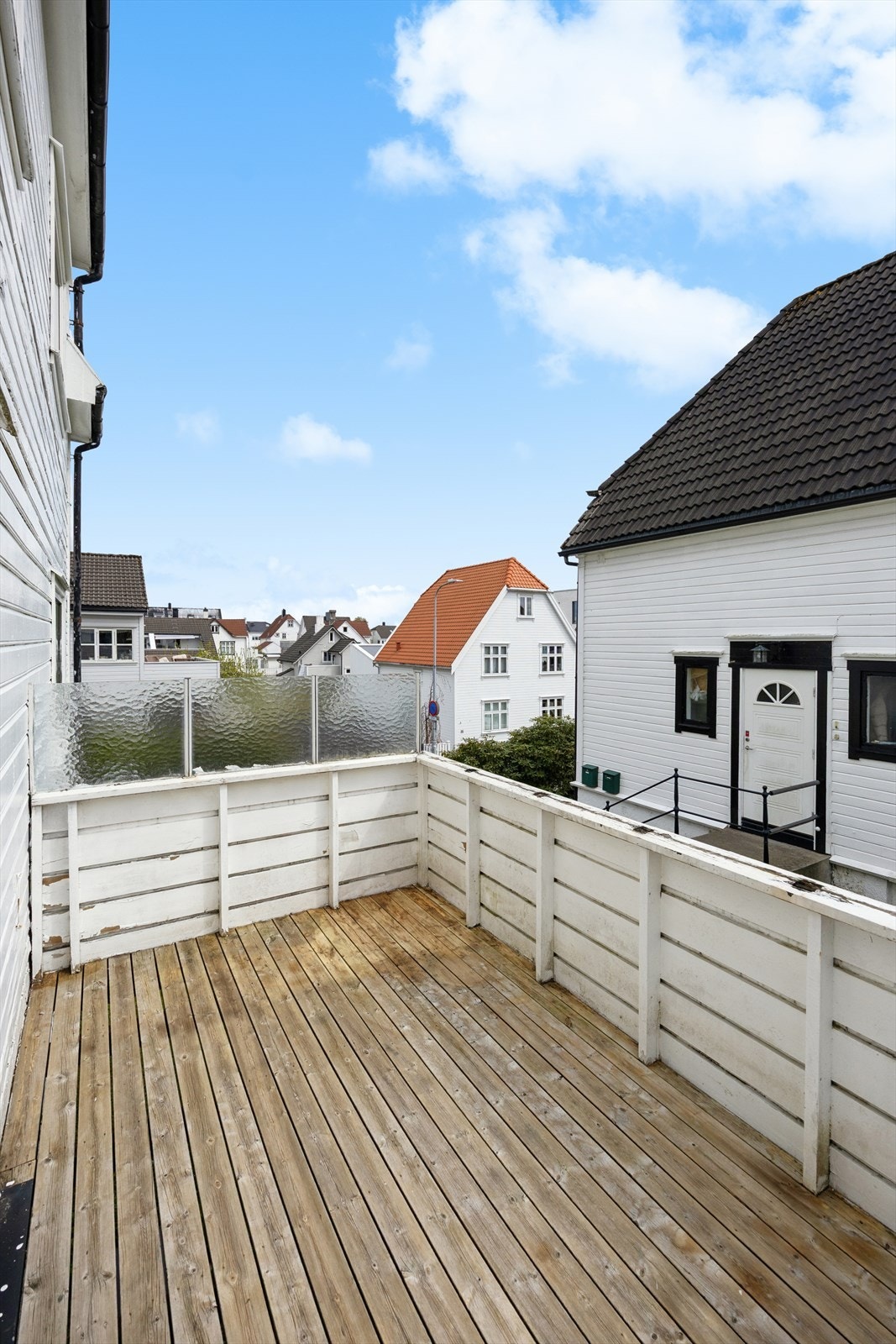 Fra kjøkkenet er det utgang til solrik terrasse vendt mot sør. Galleribilde