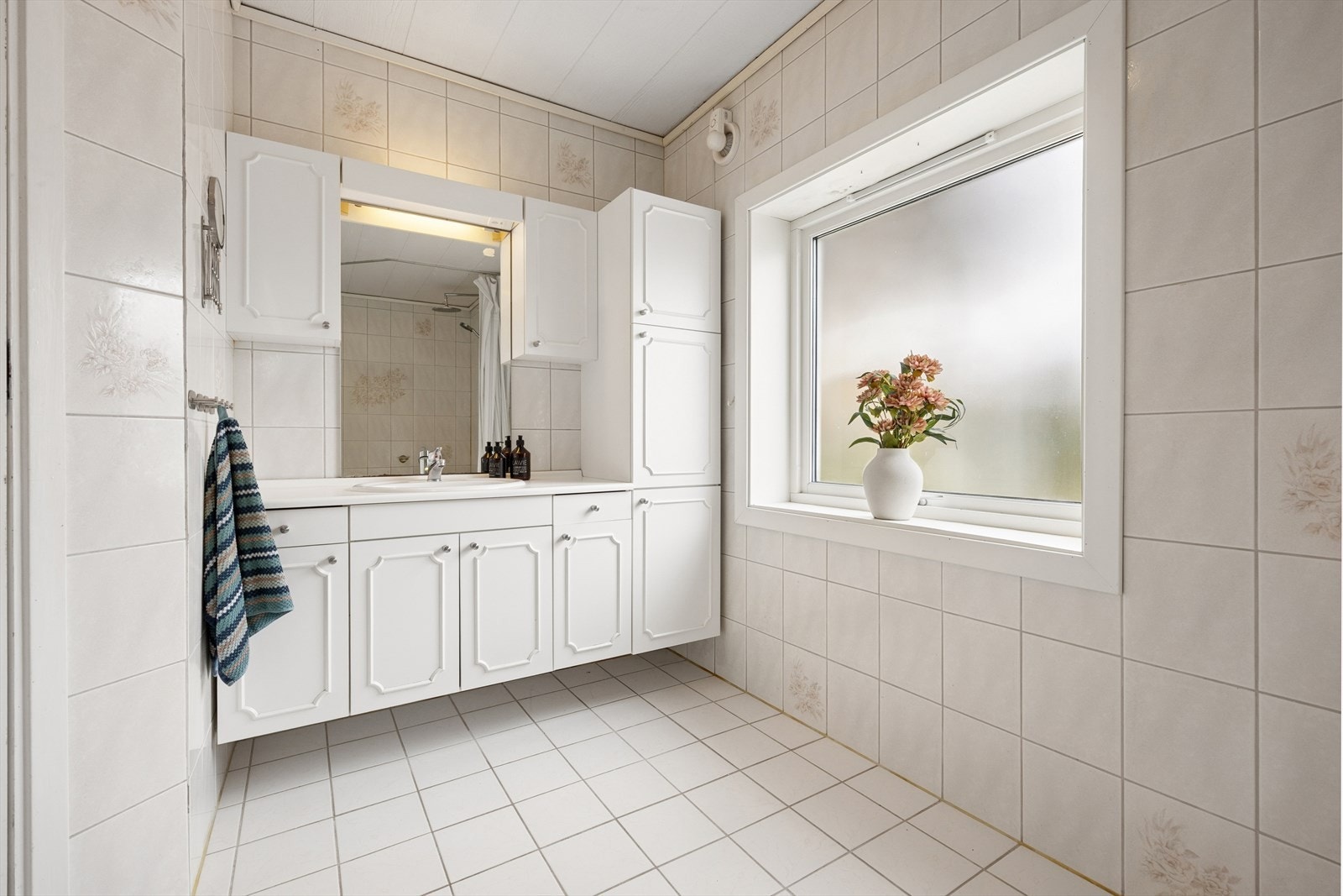 Badet av ukjent eldre dato er utstyrt med toalett, servant og et boblebadekar. Galleribilde