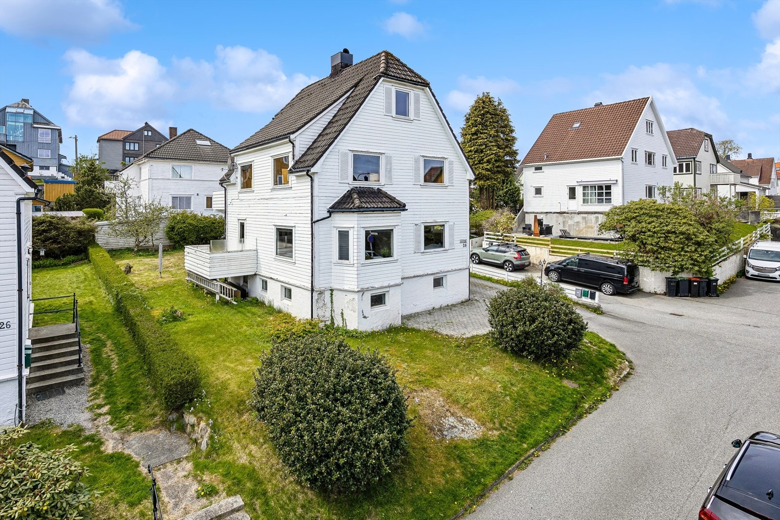 DNB Eiendom v/Øyvind Ådneram har gleden av å presentere Karmøyveien 28! En innholdsrik leilighet over to plan med to kjøkken og to stuer Galleribilde