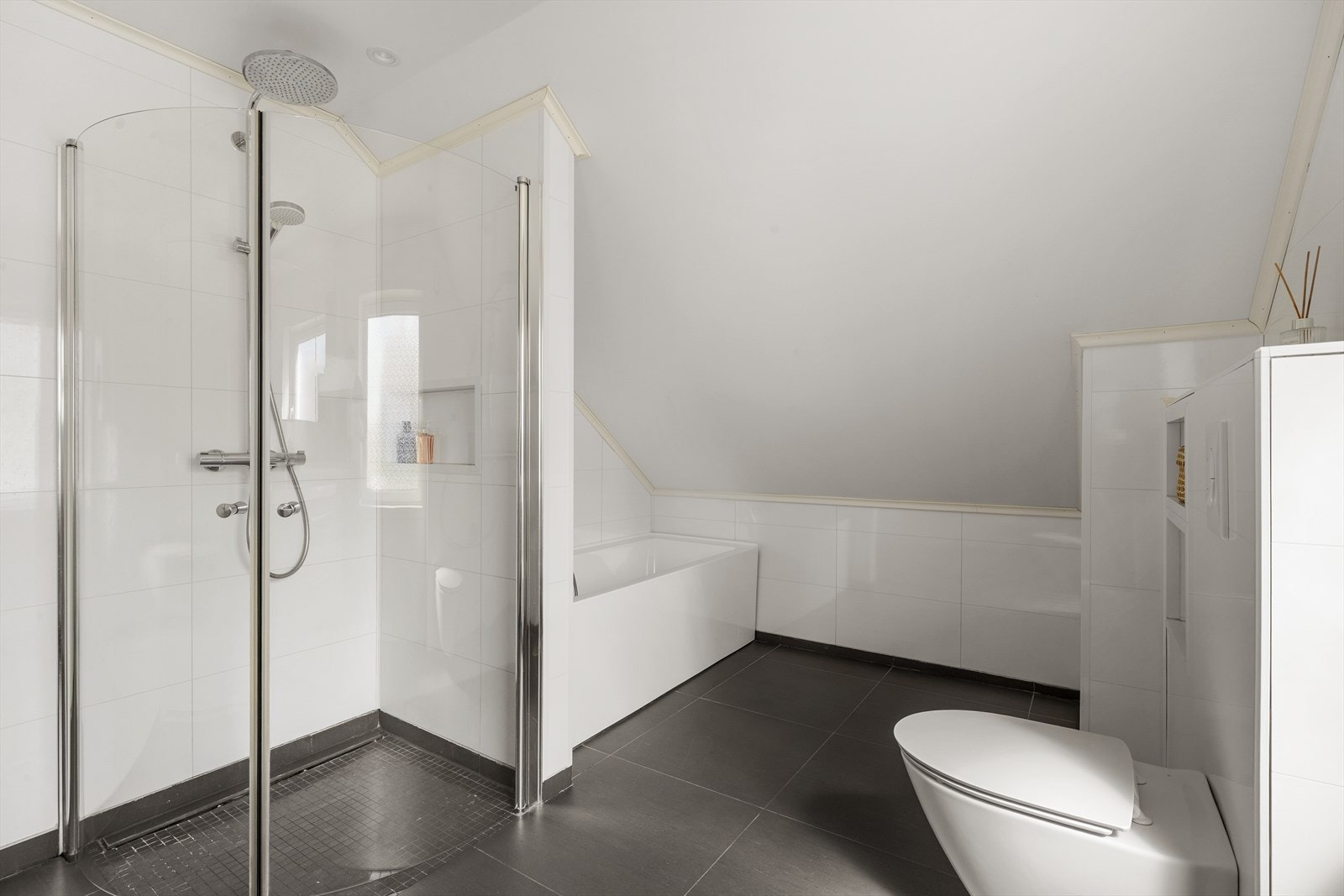 Badet har flislagt gulv med elektriske varmekabler. Galleribilde