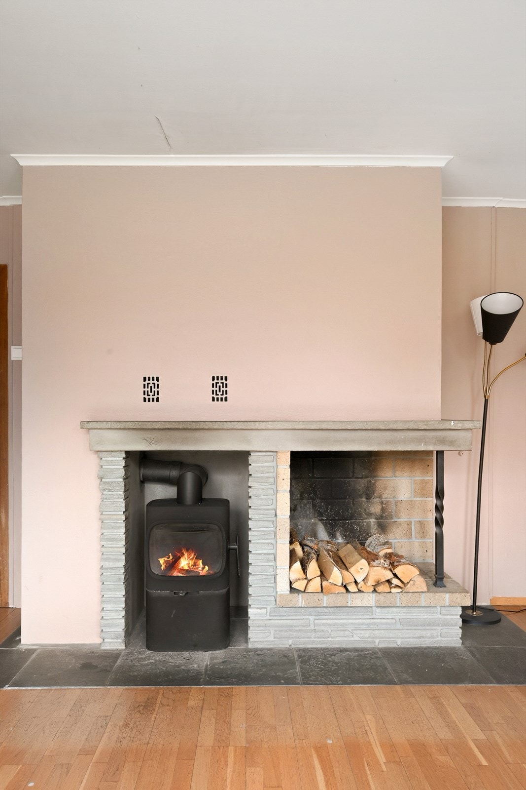 Ildsted med både vedovn og peisinnsats gir ekstra varme og hygge. Galleribilde