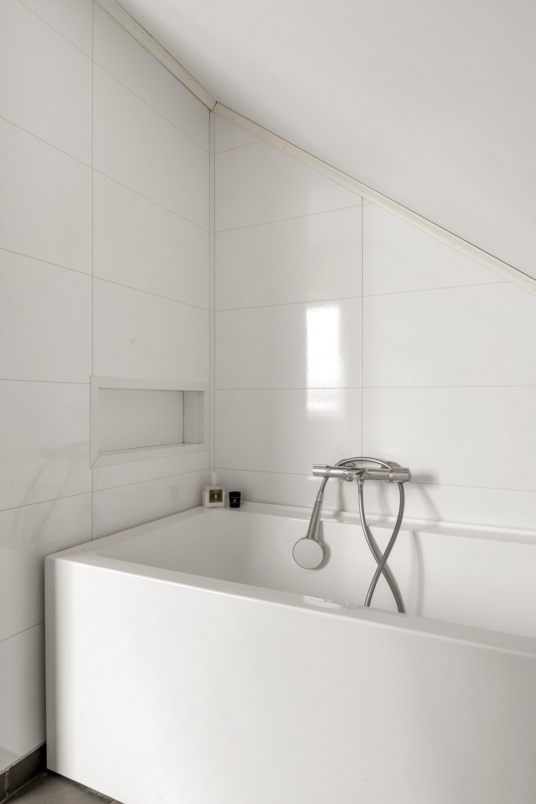 I tillegg til dusjhjørne har badet også et badekar. Galleribilde