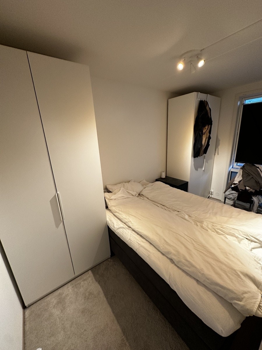 Hovedsoverom med god plass til dobbeltseng og garderobeskap. Galleribilde