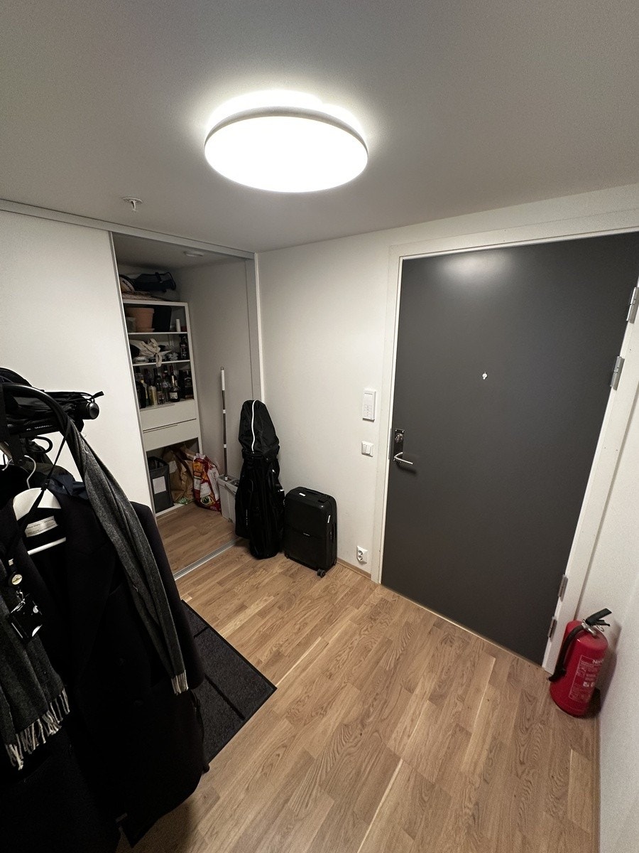 Gang: Praktisk entre med god lagringsplass og innebygde skap. Galleribilde