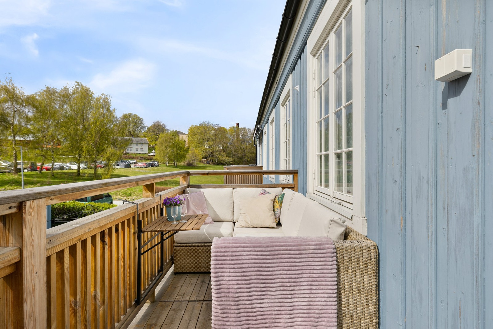 Her nyter du glimrende solforhold fra ca. 09:00 - 21:00 på sommerstid. Utsyn mot pent opparbeidede grøntarealer. Galleribilde