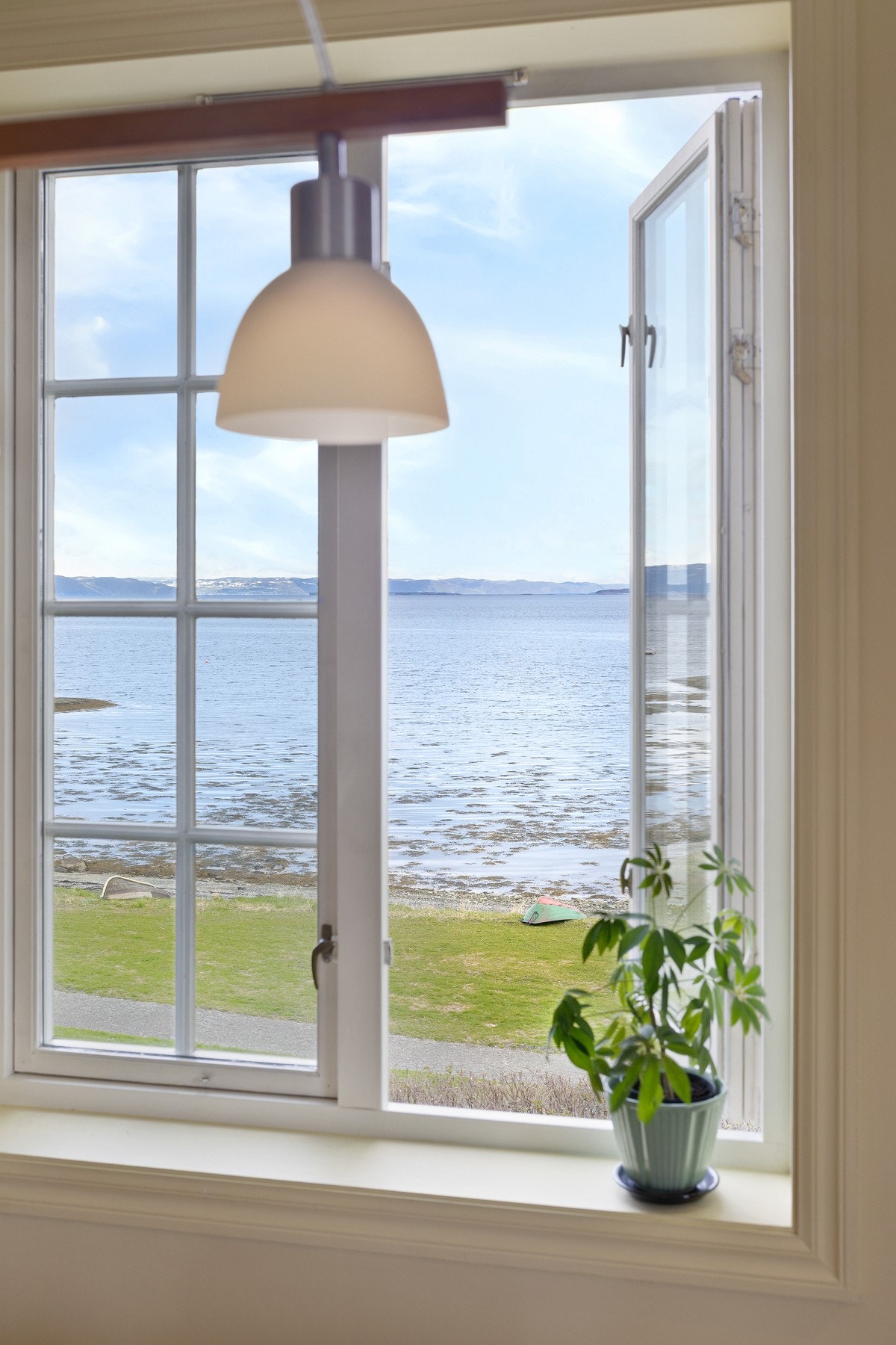 Leiligheten har det som må sies å være den absolutt beste plasseringen i området. Her nyter du en herlig utsikt mot både Trondheimsfjorden og Fosenalpene. Galleribilde