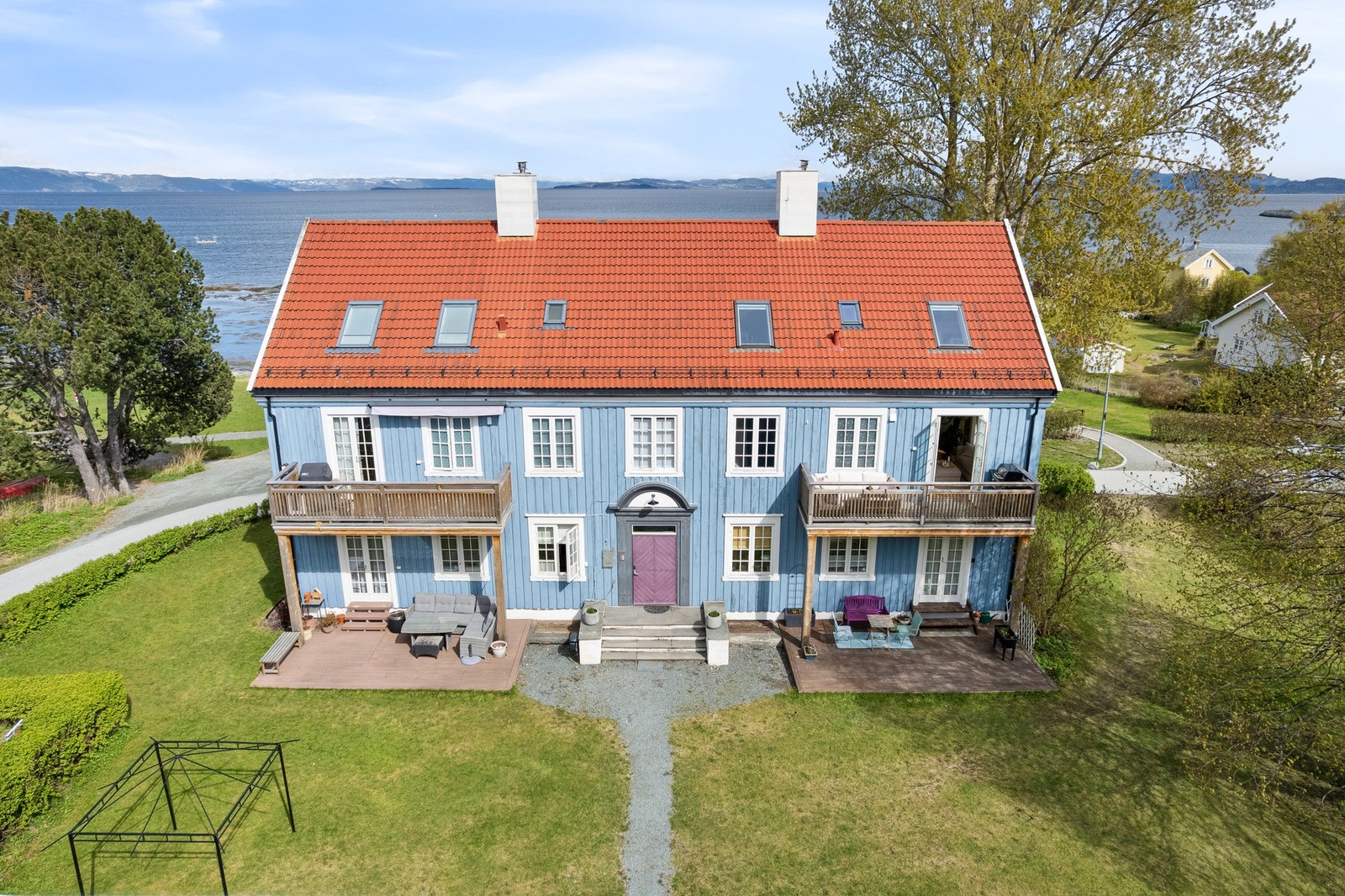 Hage og plen er felles og kan brukes av alle beboere i huset. Galleribilde