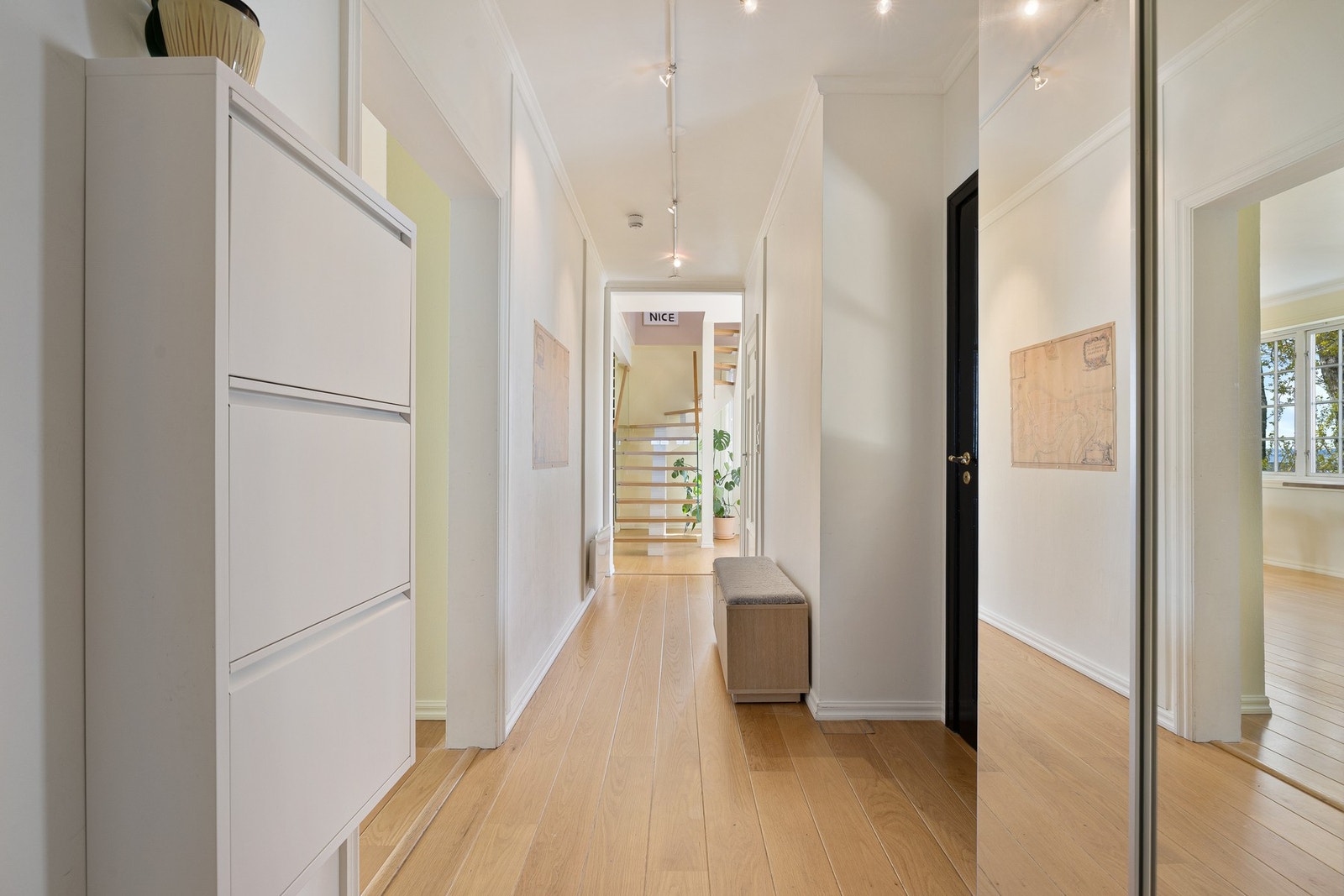 Velkommen inn! Entréen har en lys og innbydende utforming med doble garderobeskap og downlights i taket. Gangarealet ble sparklet og malt i 2023. Galleribilde