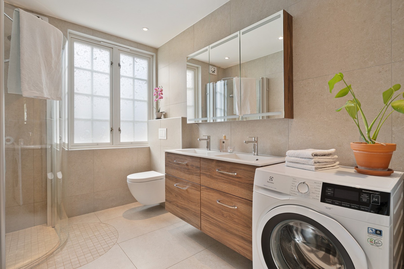 Badet ble totalrenovert i 2023 med moderne 60x60 fliser og gode materialvalg. Takstmannen har gitt tilstandsgrad 0 (TG0) på alle punkter, her gjør du deg et trygt kjøp! Galleribilde
