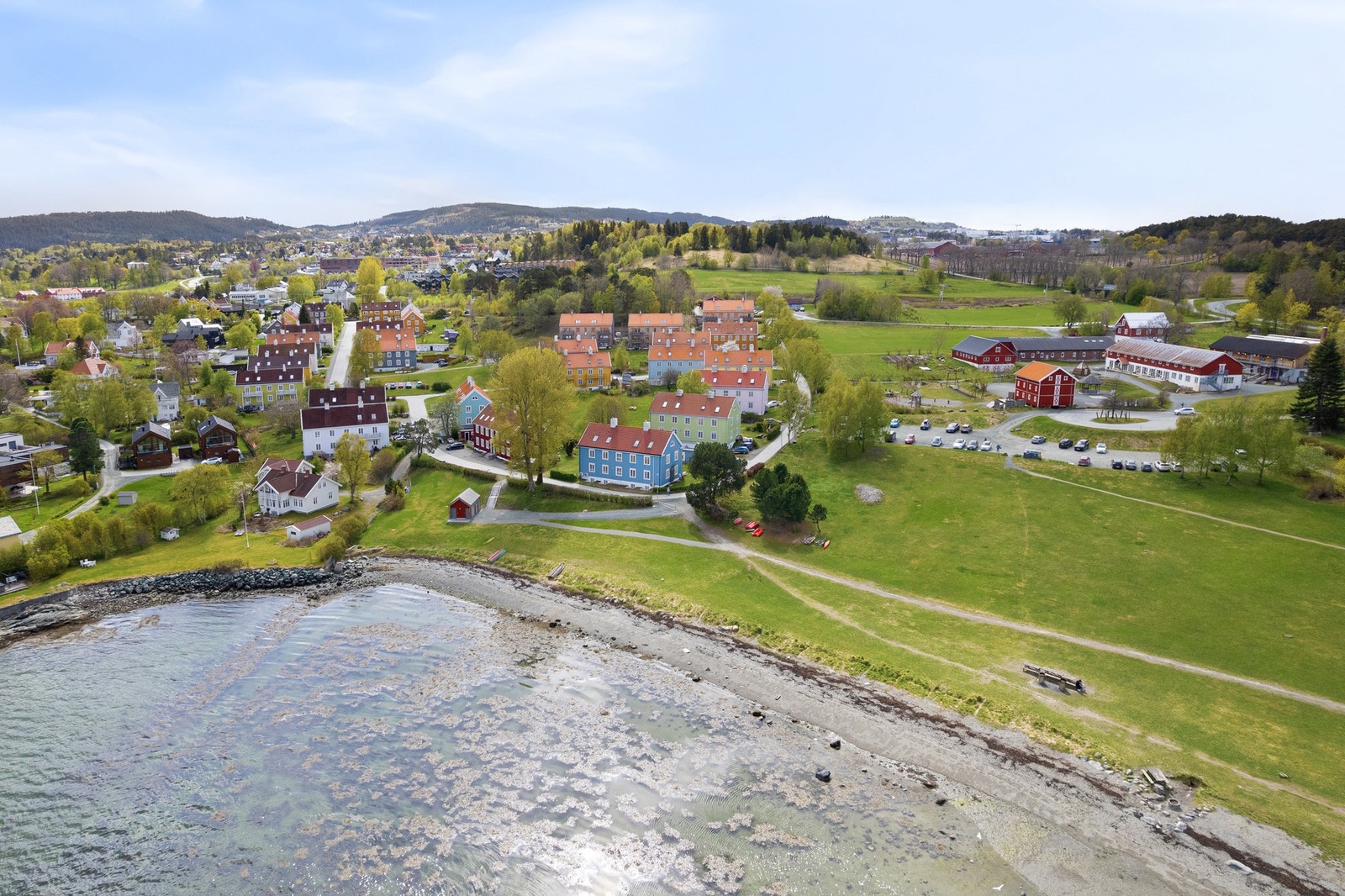Sjøvegen Huseierlag er omkranset av grønne friområder. Galleribilde