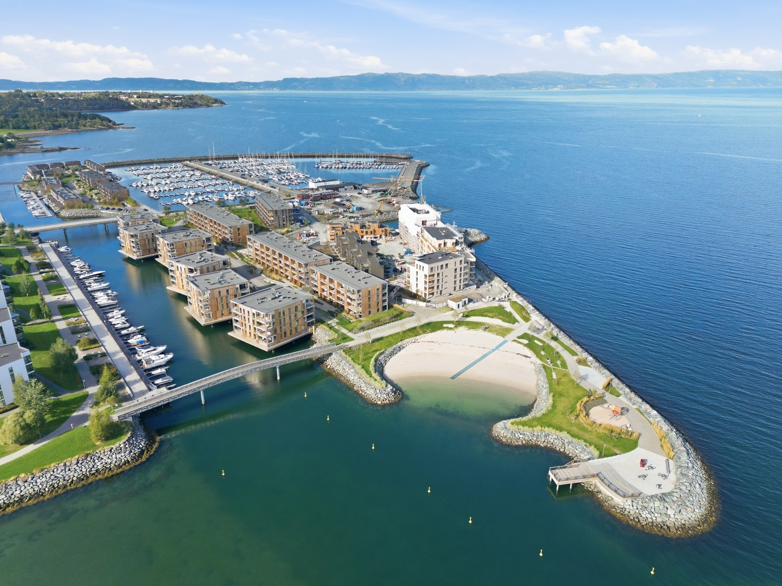 Her ligger også den nye sandstranden som åpnet i 2024. Galleribilde
