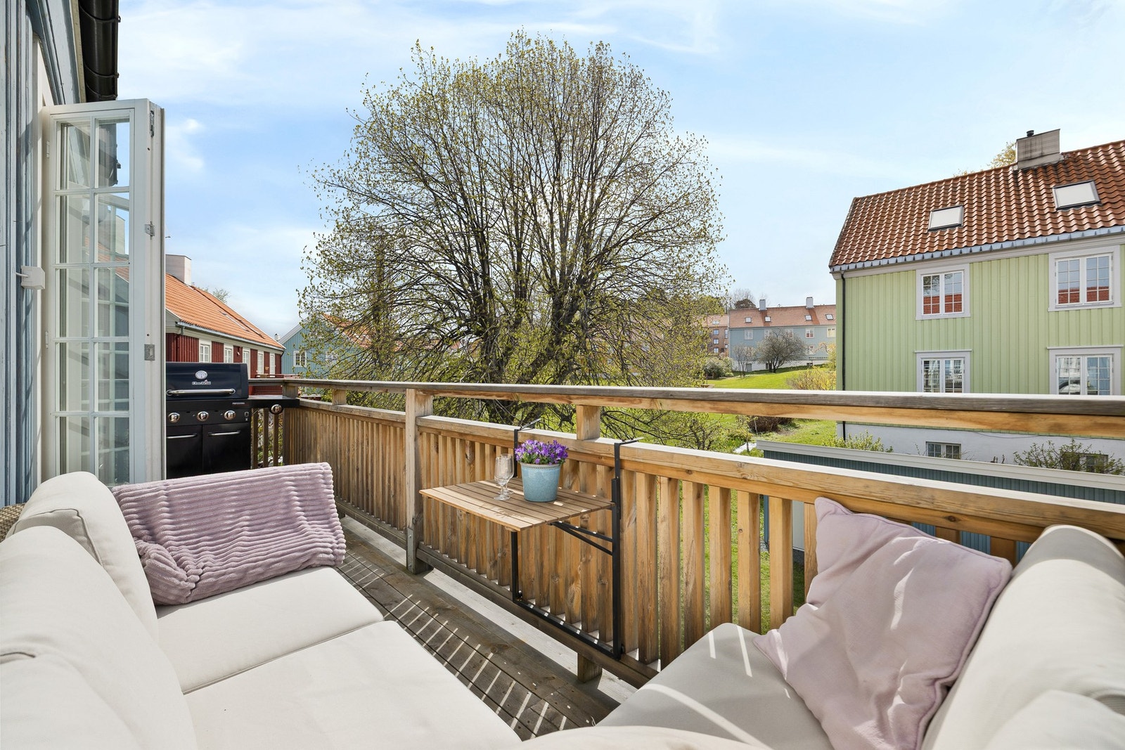 Balkongen er på ca. 8 kvm og har plass til sittegruppe og grill. Galleribilde