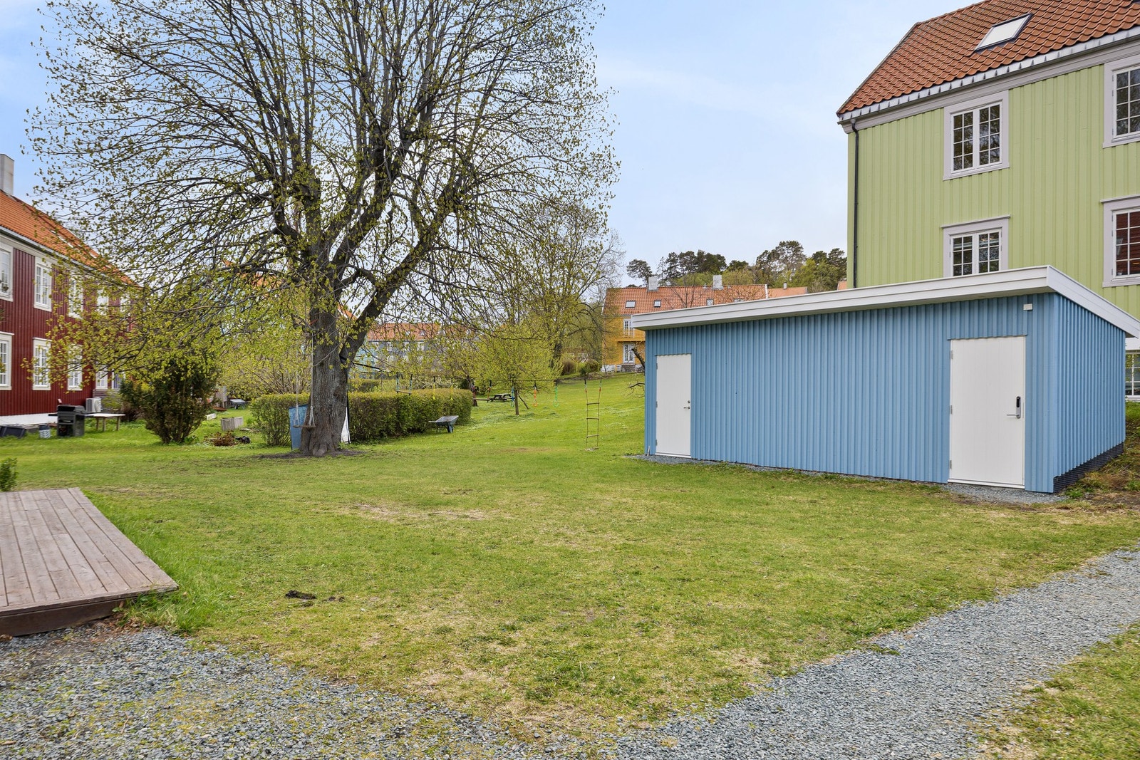 Det er 4 stk boder fordelt på to frittliggende hus i hagen, hvor hver seksjon har en egen bod. Det er flere egne strømuttak i boden. Boden er ca 3,5 x 2,5 m. Galleribilde