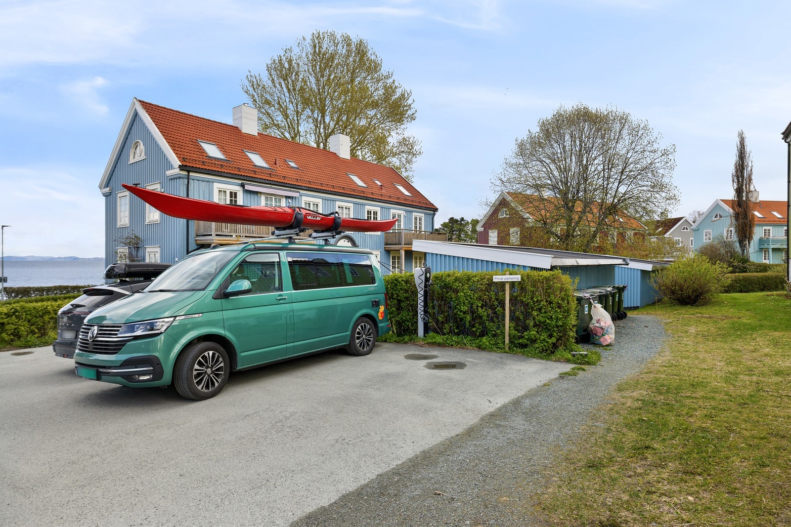 Boligen disponerer 1 parkeringsplass med installert elbillader. Det finnes gjesteparkering for området Sjøvegen huseierlag (ved lekeplassen), samt stor parkering i Rotvollfjæra. Galleribilde