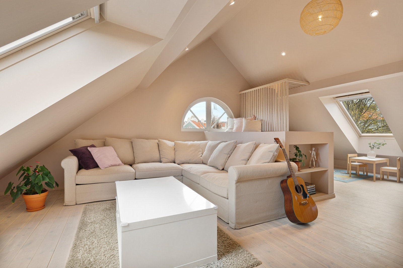 Loftsetasjen ble oppgradert i 2023 og fremstår med hvitlaserte tregulv, downlights, gjennomførte overflater og elegante detaljer. Galleribilde