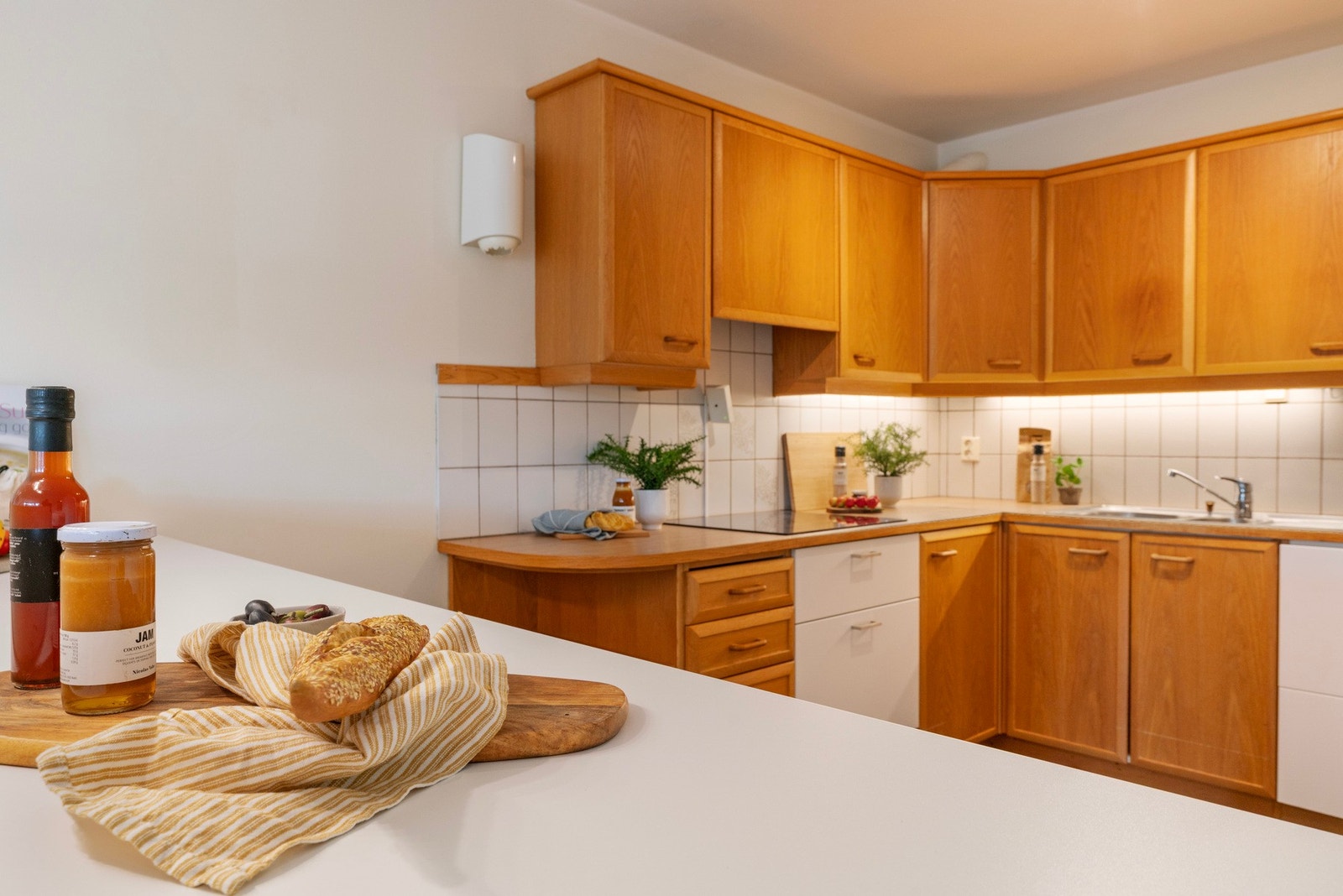 DELER AV INNREDNINGEN ER FORNYET I 2013 | INTEGRERTE HVITEVARER | KOKETOPP OG KJØLESKAP BLE FORNYET I 2025 Galleribilde
