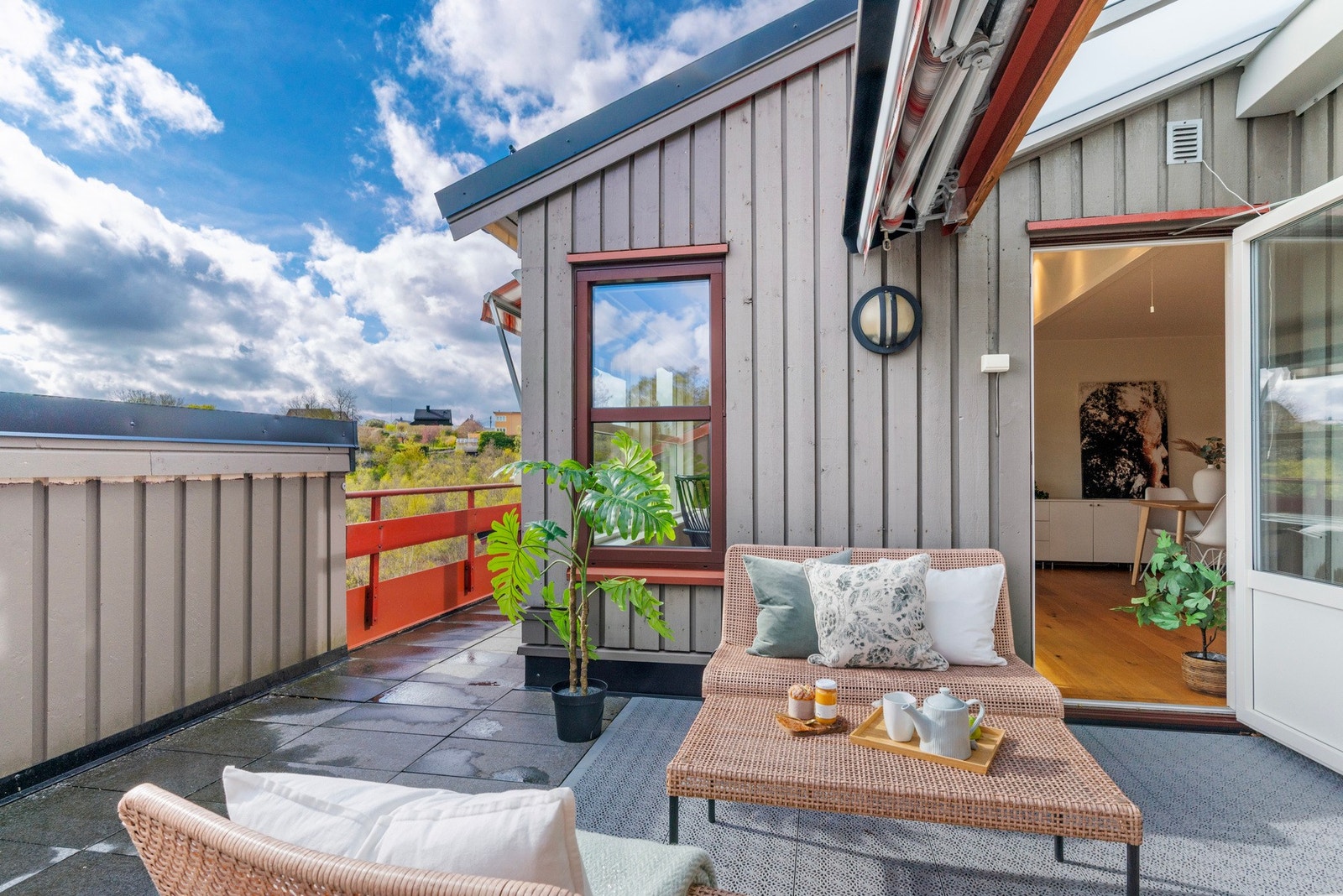 LEILIGHETEN HAR PRIVAT TERRASSE PÅ HELE 24 m² INKL. UTEBOD | DELER AV TERRASSEN HAR OVERBYGG Galleribilde