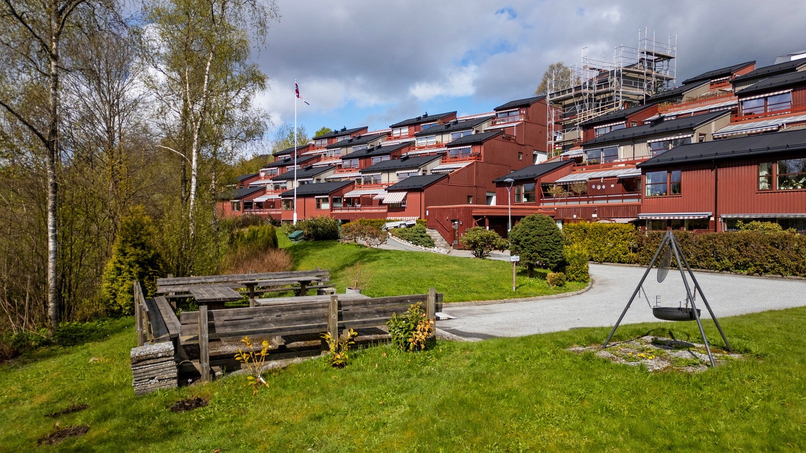 MEGET PENT OPPARBEIDET UTVENDIGE FELLESAREAL HVOR DET ER TILRETTELAGT FOR SAMLINGER MED HYGGELIGE NABOER Galleribilde