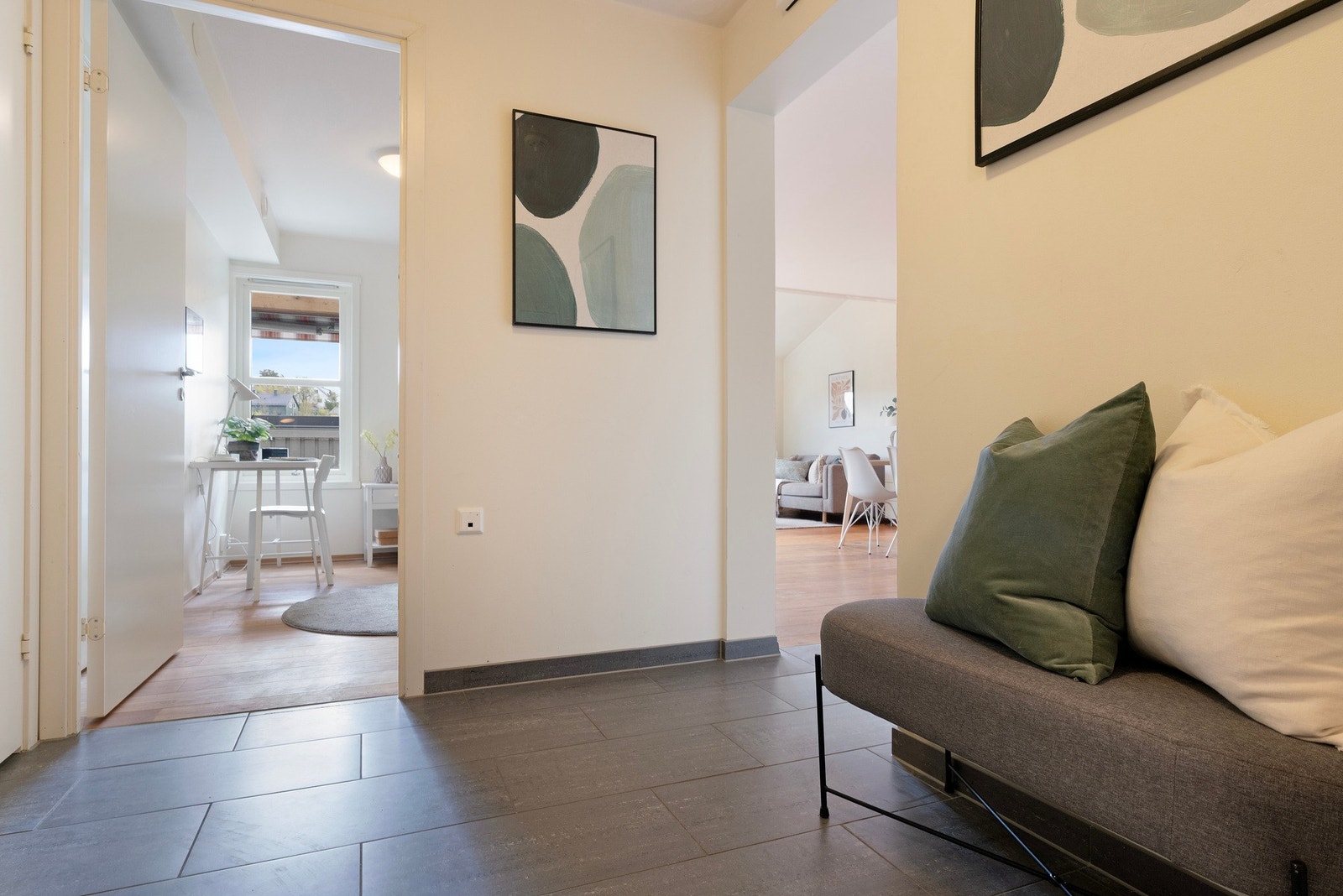 I GANGEN ER DET GOD PLASS TIL SKO OG YTTERTØY Galleribilde