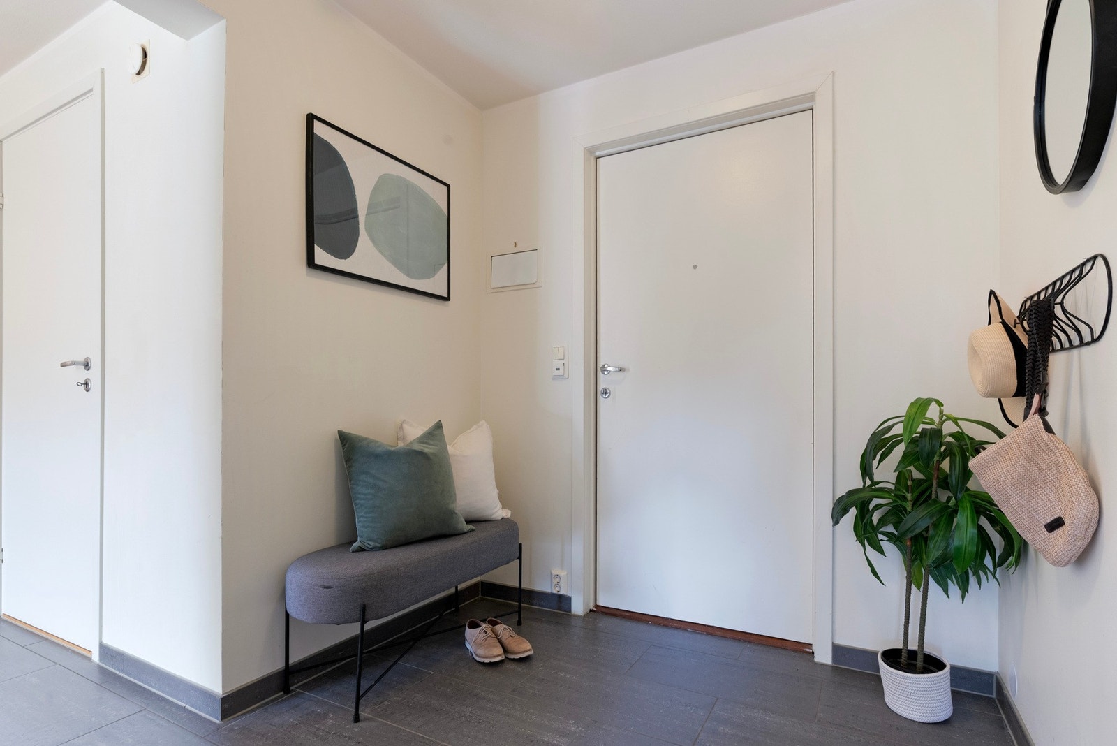 VELKOMMEN INN | ROMSLIG GANG MED FLISELAGT GULV MED VARMEKABLER Galleribilde