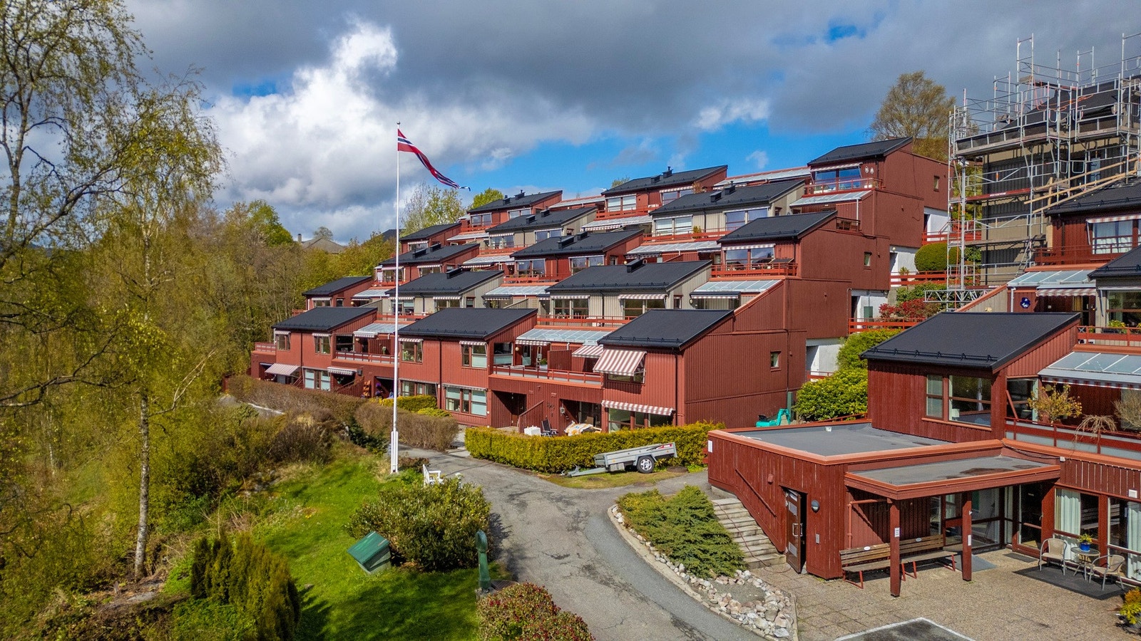 HEIS OG TRAPPEFRI TILKOMST | BYGGET HAR FELLES SVØMMEBASSENG, TRENINGSROM, SAUNA, SAMLINGSLOKALE OG TO GJESTEROM M/BAD Galleribilde