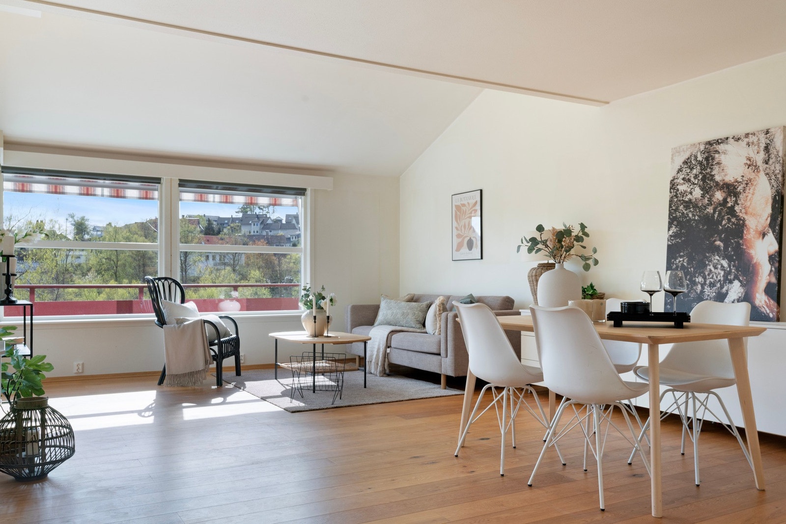 STUEN HAR GOD PLASS TIL BÅDE SPISEBORD OG SITTEGRUPPE Galleribilde