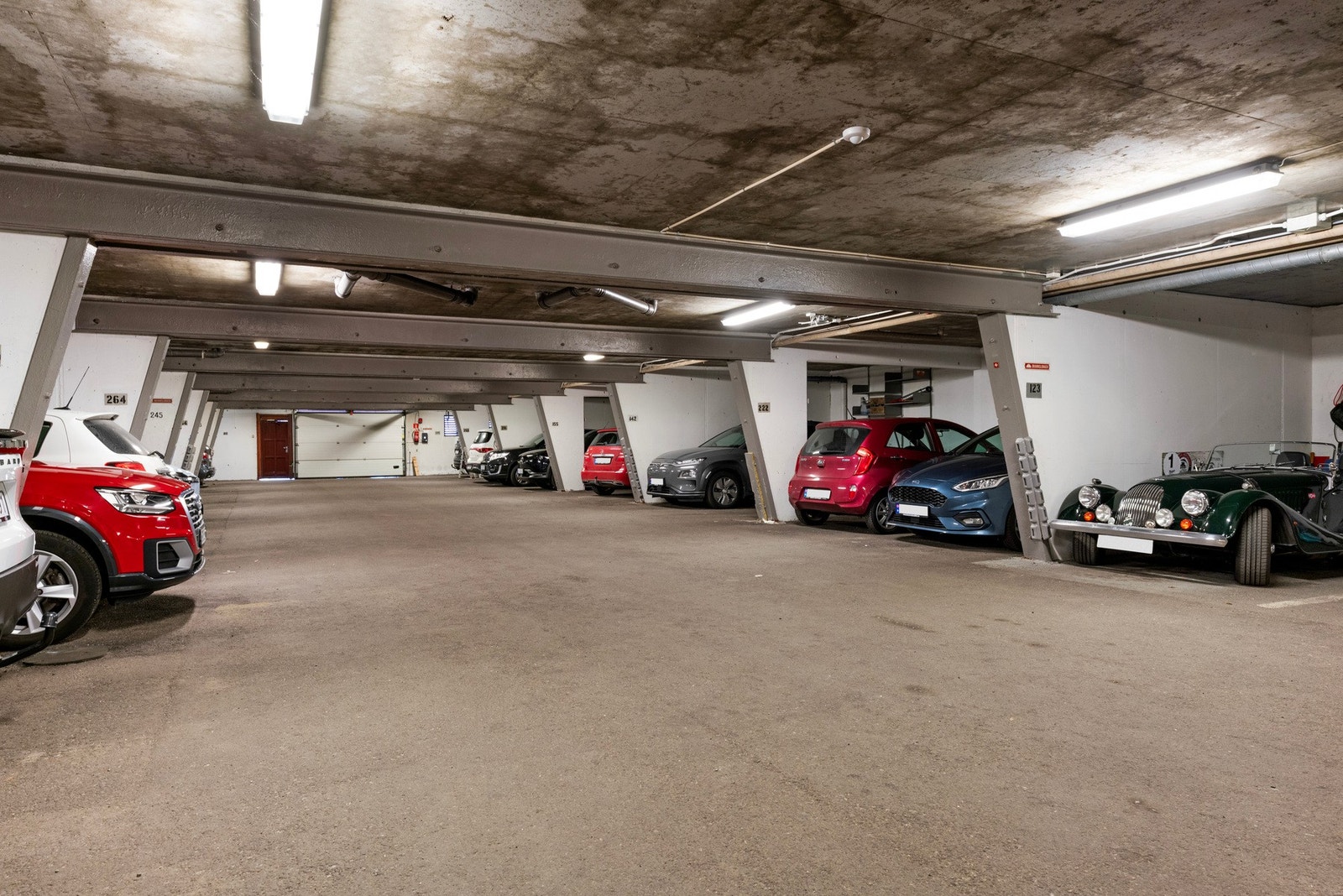 DET MEDFØLGER FAST PLASS I FELLES GARASJEANLEGG Galleribilde
