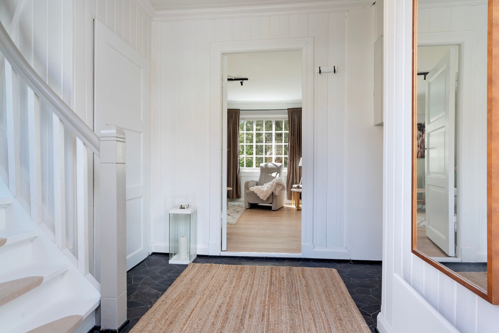 I GANGN ER DET PLASS TIL GARDEROBELØSNING ER FOR BL.A. SKO OG YTTERTØY Galleribilde