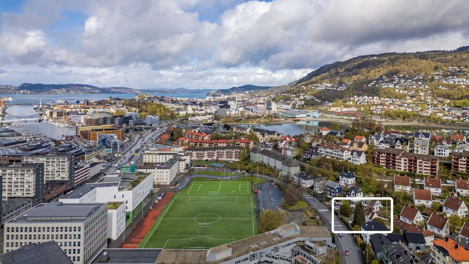 HER FÅR DU UMIDDELBAR NÆRHET TIL BL.A. BUSS OG BYBANE, TRENINGSSENTER OG DAGLIGVAREBUTIKKER, SKOLER OG BARNEHAGER SAMT FLERE ARBEIDSPLASSER Galleribilde