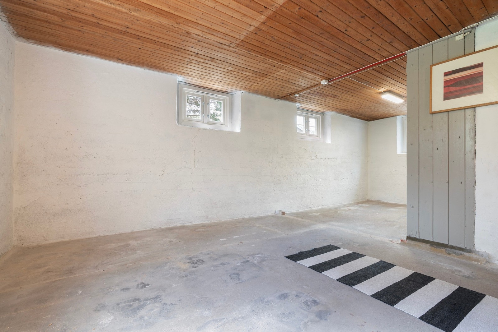 KJELLEREN HAR ET AREAL PÅ CA 40 m² FORDELT MELLOM VASKEROMMET PÅ 8.5 m² OG DET ÅPNE ROMMET PÅ 31 m² Galleribilde