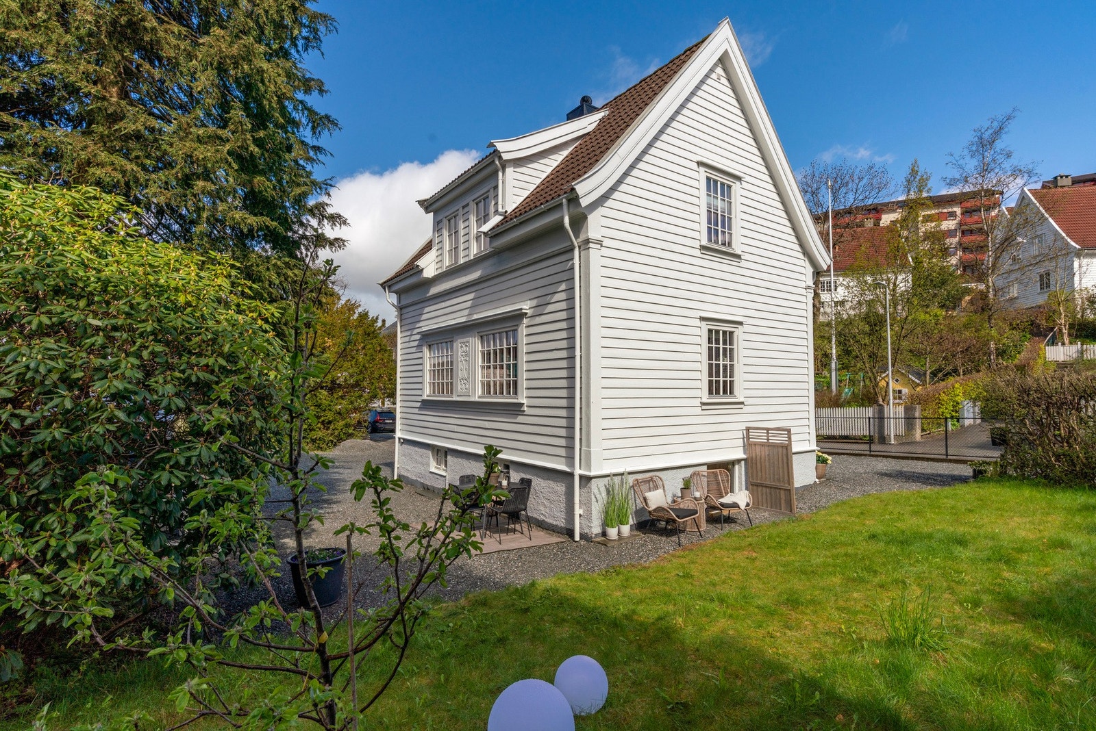 EN SJARMERENDE OG NYDELIG ENEBOLIG MED UNIK TOMT Galleribilde