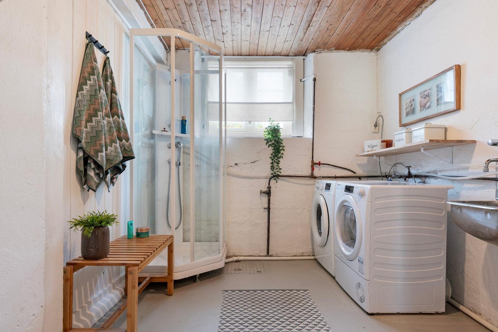 I UNDERETASJEN ER DET VASKEROM PÅ 8.5 m² | HER ER DET OGSÅ LAGT OPP TIL DUSJLØSNING Galleribilde