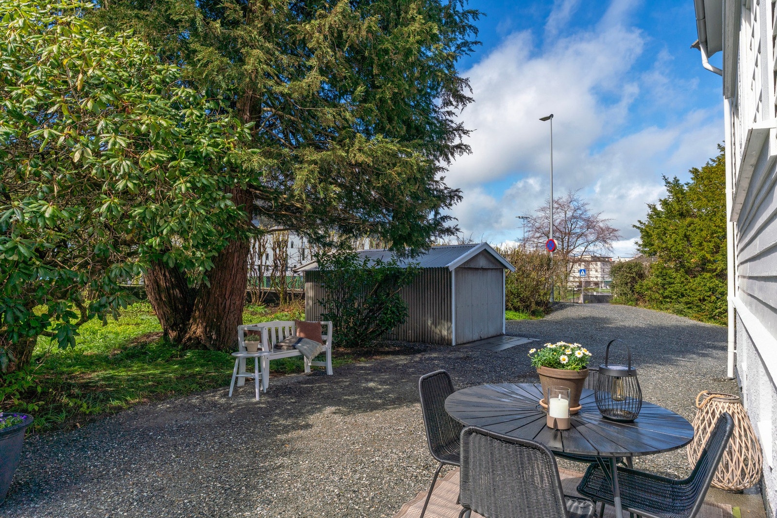 GOD PLASS TIL STORE SITTEGRUPPER, GRILLSONER OG SPISEBORD Galleribilde