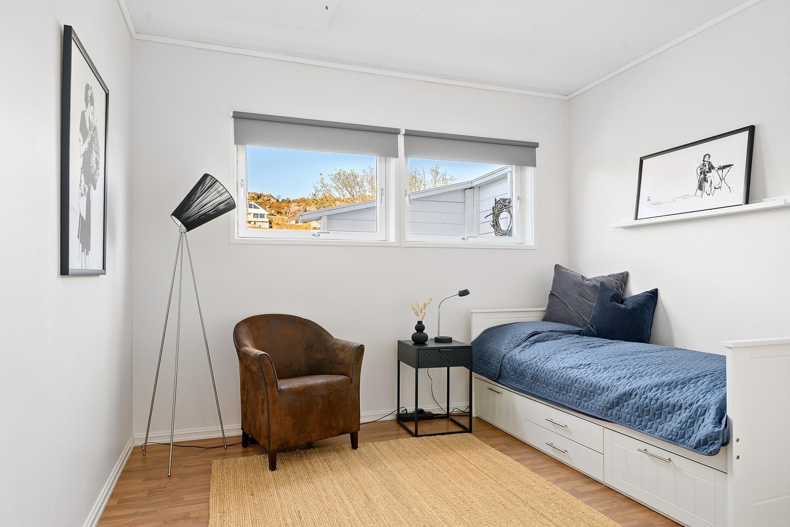 Det ene av leilighetens to soverom. Rommet har vinylbelegg på gulvet og malte, slette vegger. Galleribilde