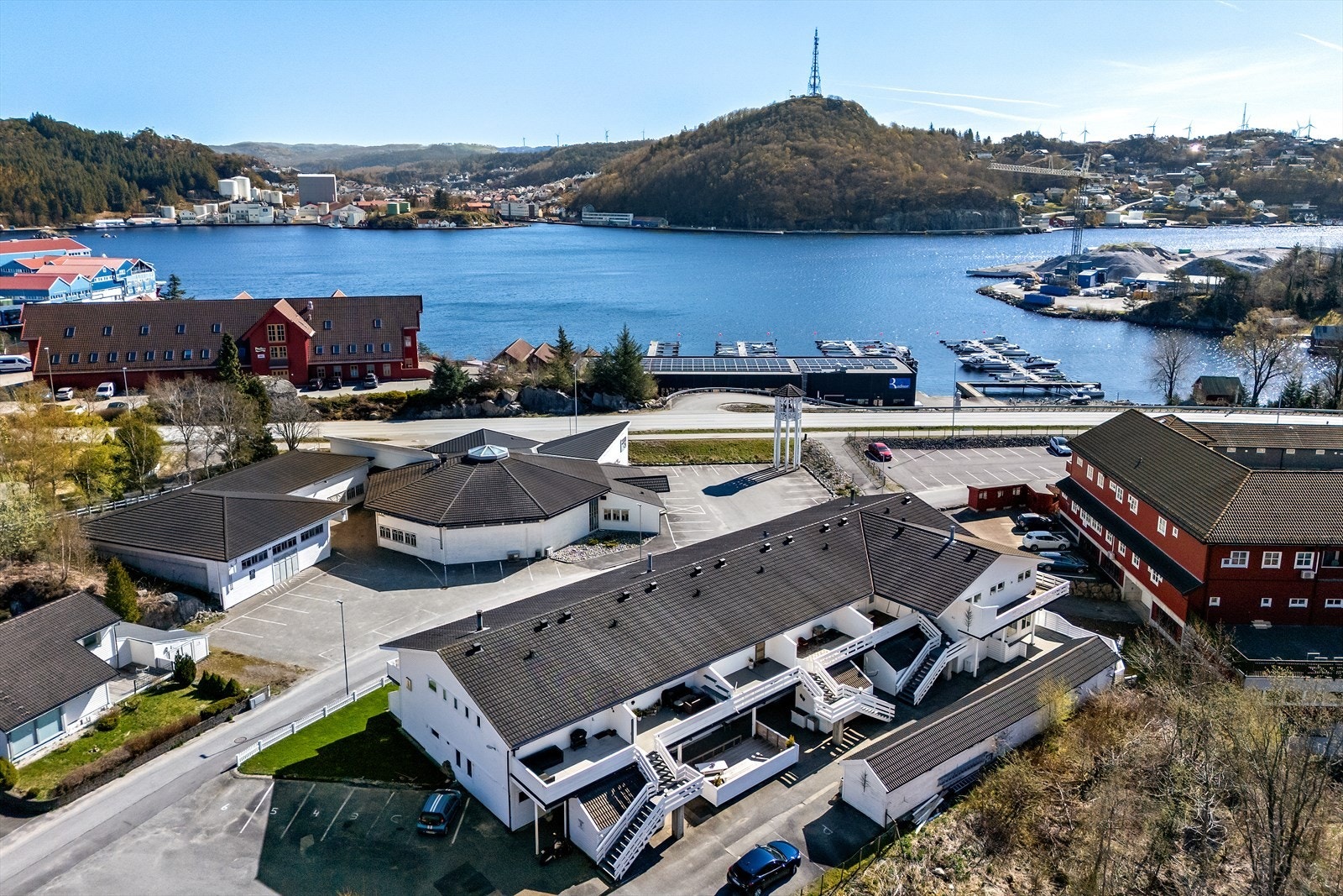 Fra eiendommen er det kort kjøretur til Egersund sentrum med butikker, kjøpesentre og servicetilbud. Galleribilde