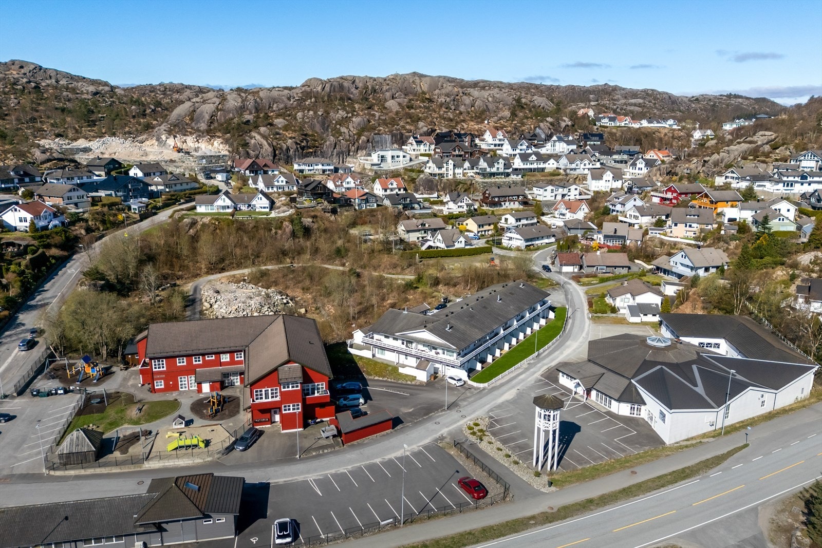 Jernhagen barnehage ligger like ved, og det er kort avstand til ny barneskole og idrettsanlegg. Galleribilde
