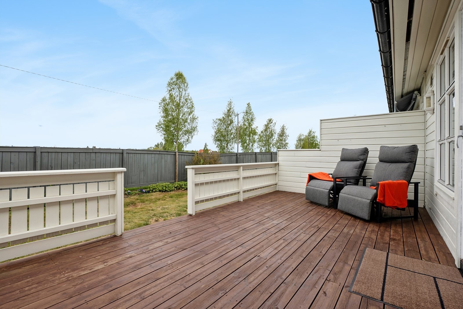 Terrassen er på ca 17 m² og vender mot vest. Her er det god plass til utemøbler. Galleribilde