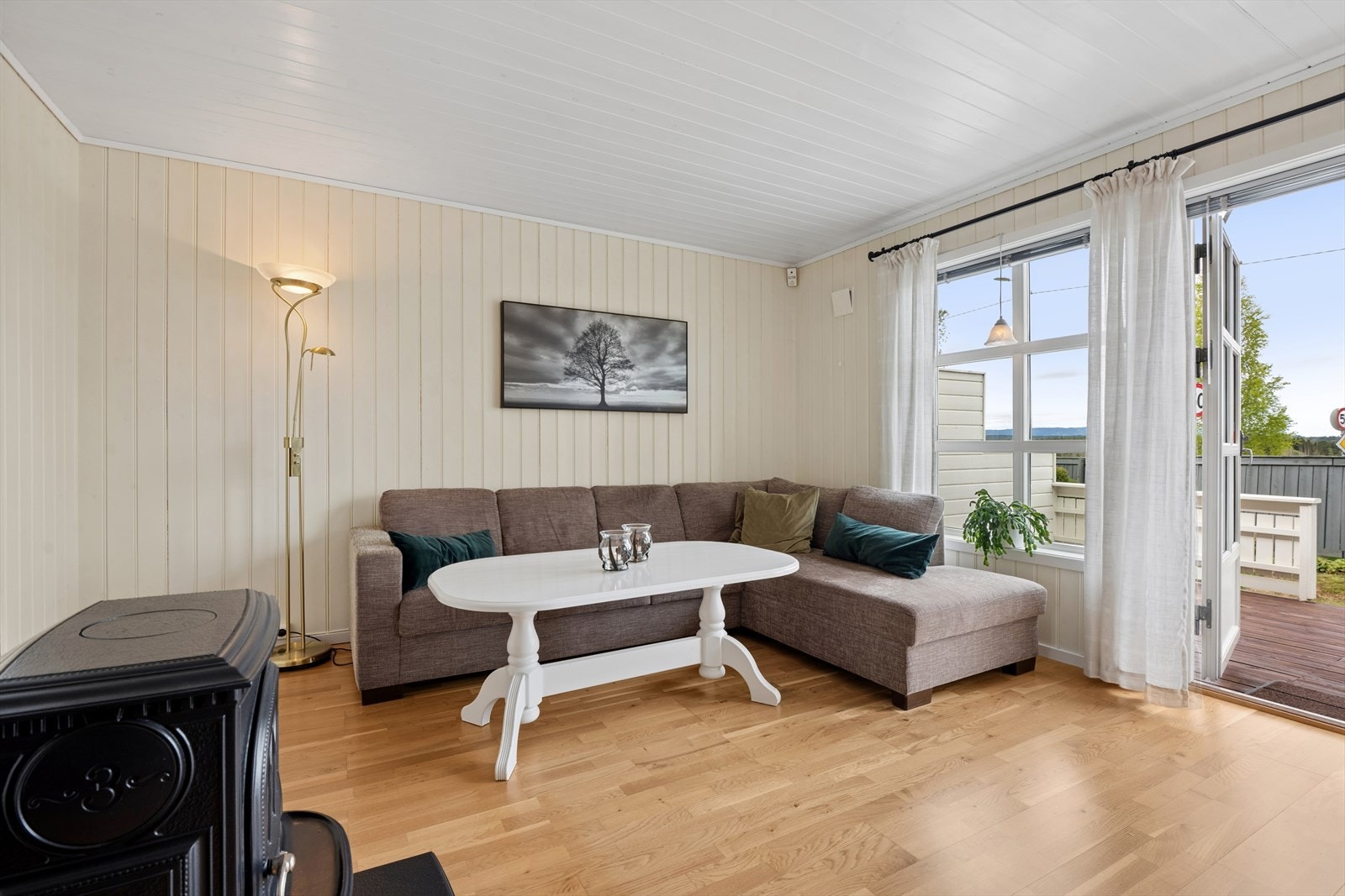 Store vindusflater og terrassedør gir rikelig med lys og en god romfølelse. Galleribilde